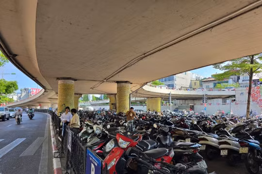 Hà Nội: Người dân phố cổ loay hoay tìm chỗ gửi xe sau khi bãi gầm cầu Chương Dương bị đóng cửa