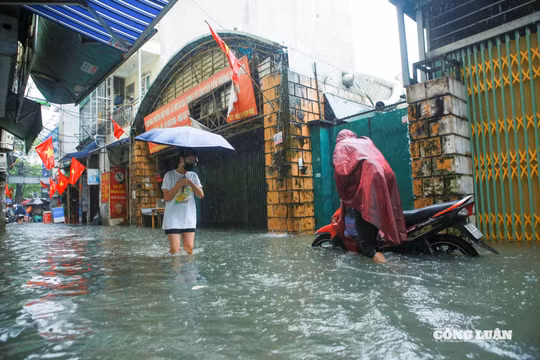 Hà Nội mưa lớn sau bão số 5, nhiều tuyến đường biến thành “sông”