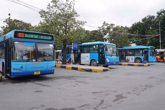 Điều chỉnh lộ trình nhiều tuyến xe buýt phục vụ sơ duyệt Lễ diễu binh, diễu hành
