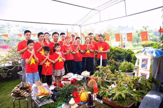Khoác áo cờ đỏ sao vàng, con cháu mời tổ tiên về đón Tết Độc lập