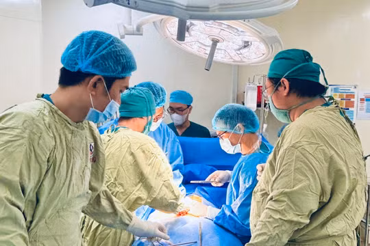 Hai người bệnh hồi phục từ thận của người chết não hiến tặng