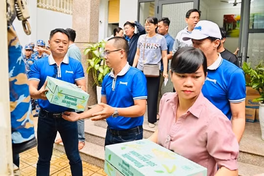 Vinamilk hỗ trợ hàng trăm nghìn sản phẩm dinh dưỡng đến người dân vùng lũ miền Trung và Tây nguyên