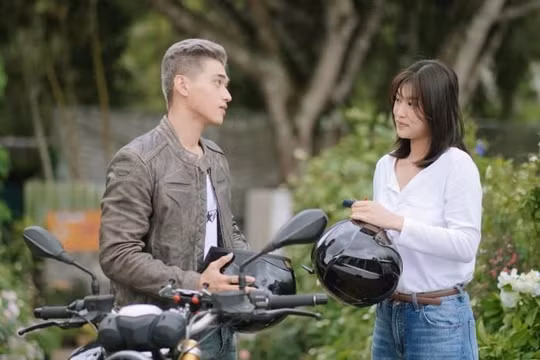 'Nụ hôn bạc tỷ' trở lại ngôi đầu bảng, sắp cán mốc 200 tỷ đồng