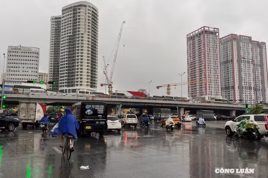 Giao thông ùn tắc, các phương tiện di chuyển khó khăn trong ngày Hà Nội mưa lớn sau bão số 11