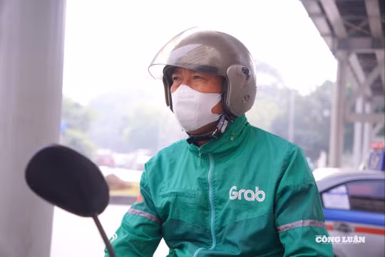 Những người mưu sinh giữa lớp bụi mù phủ kín Hà Nội
