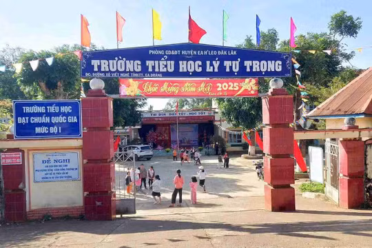 Đắk Lắk: Yêu cầu chấn chỉnh tình trạng đồng phục rườm rà, xử lý dứt điểm vụ giáo viên thắng kiện