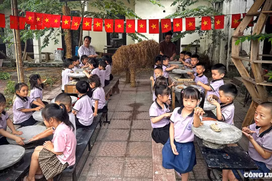 Nghệ nhân Tấn Phát truyền cảm hứng yêu nước qua mô hình rơm và đất dịp Tết Độc lập