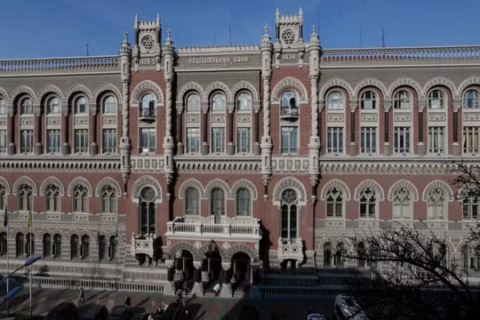 Ngân hàng trung ương Ukraine hạ tỷ giá hryvnia xuống mức thấp kỷ lục là 42 hryvnia đổi 1 USD