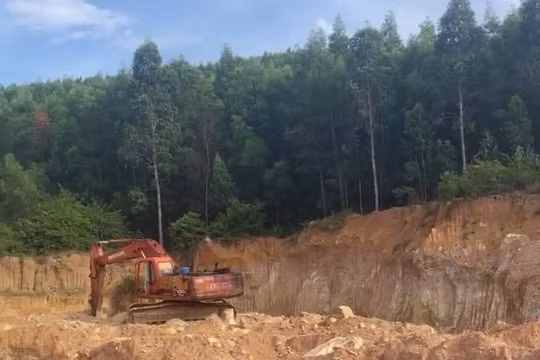 Gia Lai: Khai thác đất trái phép quy mô lớn ở Hòn Vọng Phu núi Bà