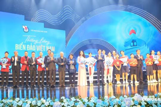 'Thiêng liêng biển đảo Việt Nam': tôn vinh chủ quyền và tri ân lực lượng nơi đầu sóng ngọn gió