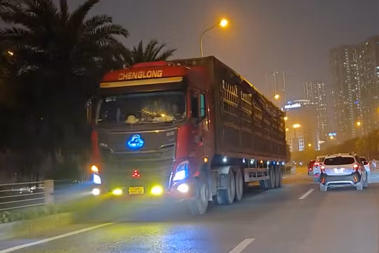 Xe đầu kéo đi ngược chiều còn rọi đèn sáng choang