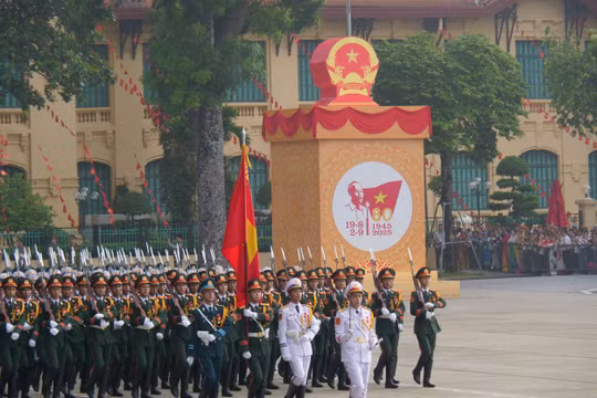 Các cơ quan báo chí đã 'vượt nắng, thắng mưa' đưa tin diễu binh, diễu hành A80