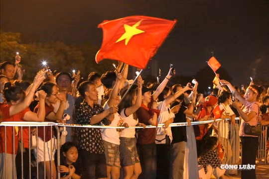 Hà Nội rộn ràng trong đêm không ngủ, chờ đón đoàn xe diễu binh A80 tiến về Quảng trường Ba Đình