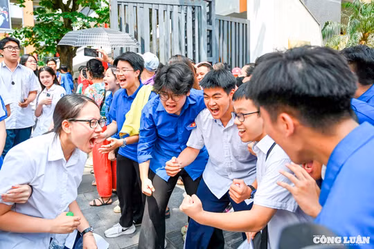 Kỳ thi vào lớp 10 THPT: Kết thúc môn Toán, sĩ tử vỡ òa cảm xúc trước cổng trường