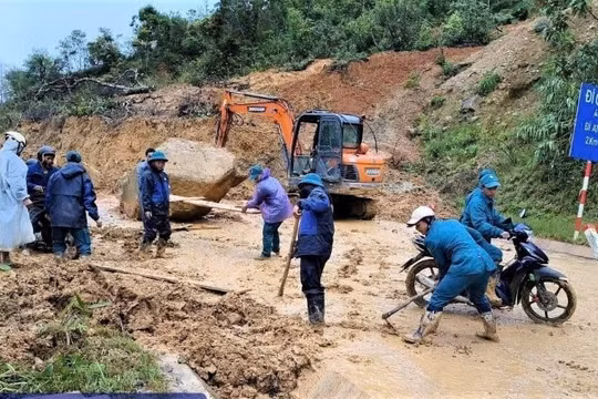 Đà Nẵng: Hàng trăm người dân phải sơ tán khẩn cấp do mưa lớn