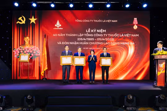 Vinataba đón nhận Huân chương Lao động hạng Ba nhân dịp kỷ niệm 40 năm ngày thành lập Tổng công ty