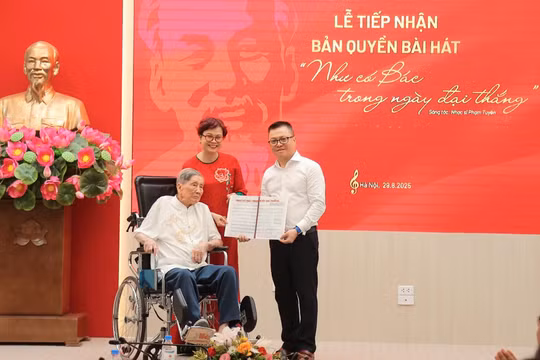 Nhạc sĩ Phạm Tuyên trao tặng ca khúc 'Như có Bác trong ngày đại thắng' cho Báo Nhân Dân