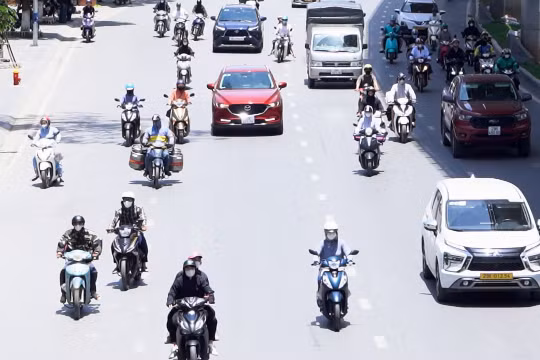 Hà Nội nắng nóng như 'đổ lửa', người dân chật vật chống chọi