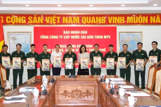 Báo Nhân Dân trao tặng báo Xuân đến cán bộ, chiến sĩ Bộ đội Biên phòng