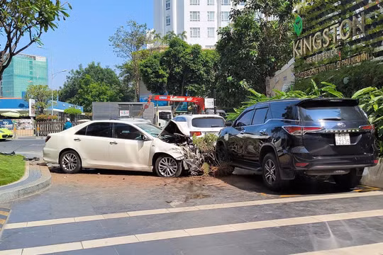 Ô tô mất lái tông hàng loạt phương tiện trên đường phố TP HCM