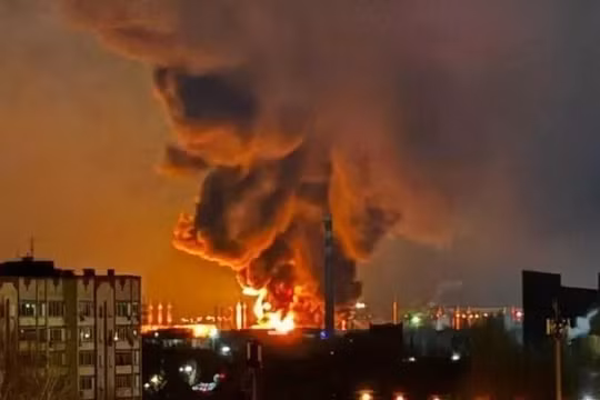Hai cơ sở dầu quan trọng của Nga rung chuyển sau cuộc không kích lớn