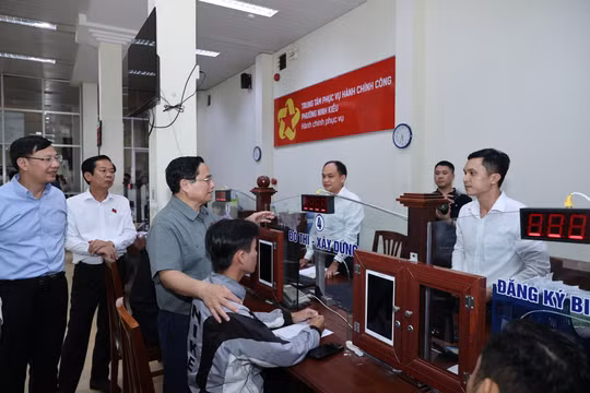 Bố trí cán bộ làm ngoài giờ hành chính, kể cả thứ Bảy, Chủ nhật để phục vụ nhân dân