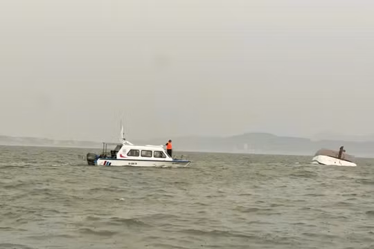 Quảng Ninh: Đắm tàu du lịch đang hoạt động trên Vịnh Hạ Long