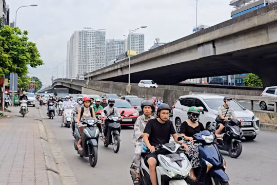 Giao thông trước nghỉ lễ: Người vội vã về quê, người hào hứng đến Thủ đô xem diễu binh