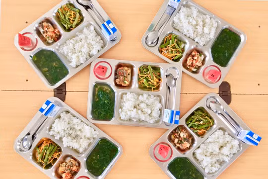 Phụ huynh có quyền giám sát từng khẩu phần ăn bán trú của con