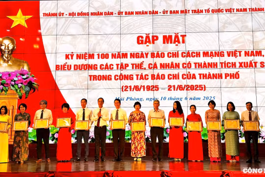 Hải Phòng: Khen thưởng tập thể, cá nhân có thành tích xuất sắc trong công tác báo chí