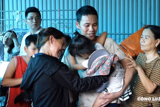 Người dân vui mừng đón bị cáo Thái Khắc Thành trở về nhà