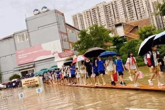 Hà Nội cho học sinh nghỉ học trực tiếp ngày 6/10 để ứng phó bão số 11 (Matmo)