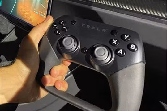 Tesla đang thay đổi cuộc chơi: Lái xe bằng điều khiển từ xa