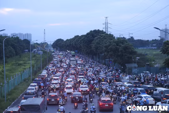 Hà Nội: Phương tiện lưu thông một chiều trên đường gom Đại lộ Thăng Long