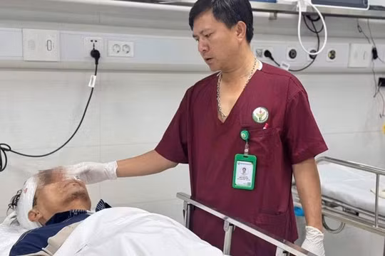 Người đàn ông 58 tuổi nguy kịch sau vụ ô tô mất lái lao lên vỉa hè phố Khâm Thiên
