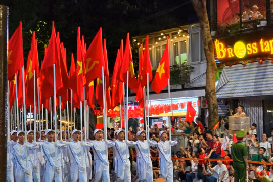 Hàng vạn người dân 'đổ' ra đường, vỡ òa cảm xúc đón các chiến sĩ diễu binh