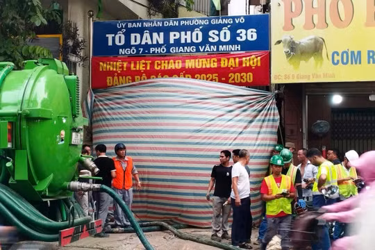 Hà Nội: 5 hộ dân phố Giang Văn Minh được bố trí khách sạn nghỉ qua đêm sau sự cố bùn trào