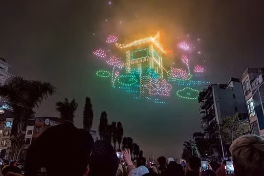 Hà Nội trình diễn drone hỏa thuật lớn nhất thế giới trong đêm giao thừa Ất Tỵ 2025