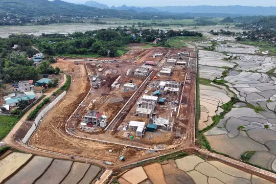 Cận cảnh xóm Rài rộn ràng dựng nhà mới, người dân phấn khởi an cư lạc nghiệp