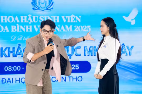 Đạo diễn Hải Triều nói gì khi ngồi ghế nóng Hoa hậu Sinh viên Hòa bình Việt Nam?