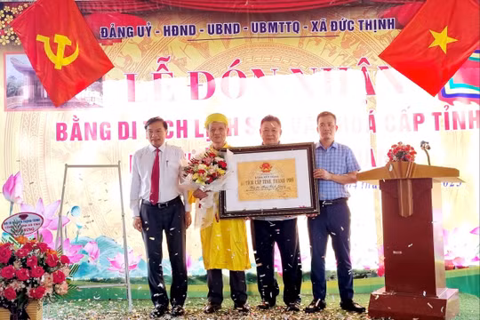 Đón nhận Bằng di tích lịch sử - văn hóa cấp tỉnh Nhà thờ Phan Đình Quang