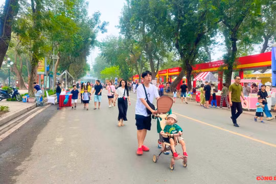 Người dân trải nghiệm các hoạt động đặc sắc tại Lễ hội Quà tặng Du lịch Hà Nội 2025