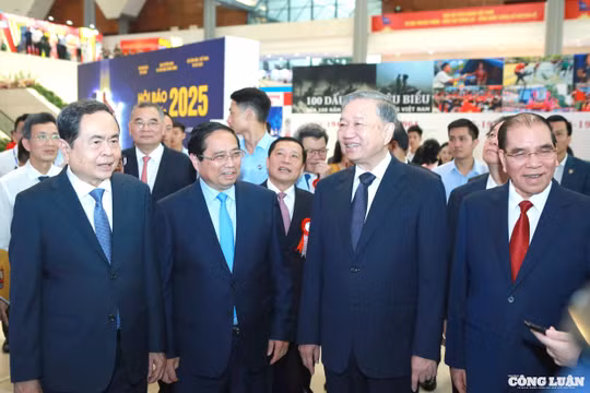 Tổng Bí thư Tô Lâm tham quan không gian trưng bày Hội báo toàn quốc 2025