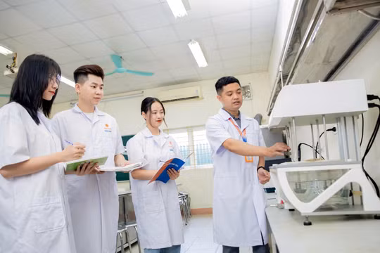 Lo ngại '15 điểm đỗ bác sĩ': Những 'chốt chặn' nào kiểm soát chất lượng đào tạo ngành y?