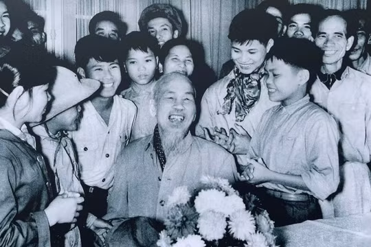 Những khoảnh khắc xúc động giữa Bác Hồ với nhân dân và thiếu nhi