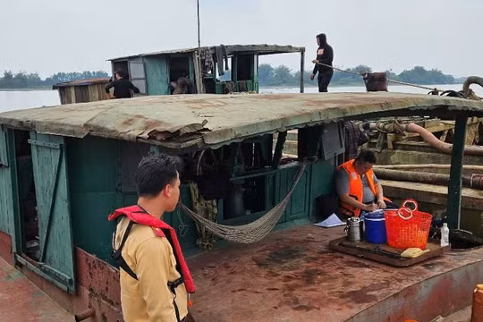 Tạm giam các đối tượng liên quan đến khai thác cát trái phép trên sông Lam