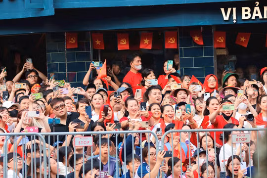 Người dân hào hứng chào đón,  cổ vũ các đoàn tổng duyệt diễu binh, diễu hành kỷ niệm 80 năm Quốc khánh