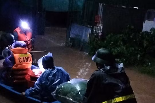 Mưa lớn kéo dài, vùng hạ du Hà Tĩnh chìm trong biển nước