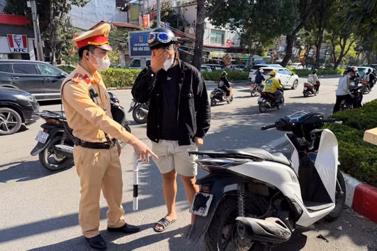 Hà Nội: CSGT xử lý hàng trăm trường hợp che biển số, dùng điện thoại khi lái xe