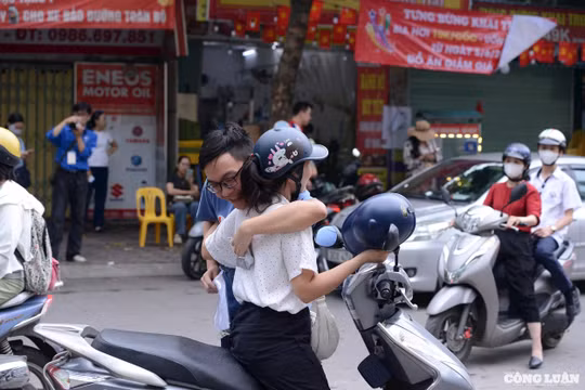 Phụ huynh Hà Nội tiếp sức cho con em vượt kỳ thi vào lớp 10 THPT